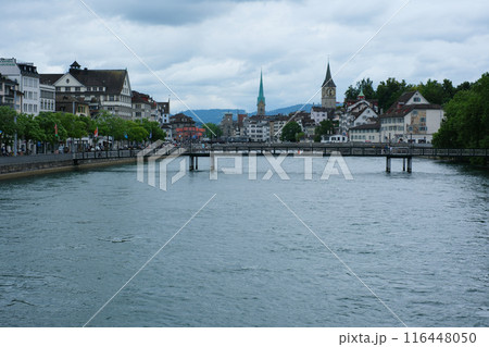 リマト川とチューリッヒの街並み 116448050