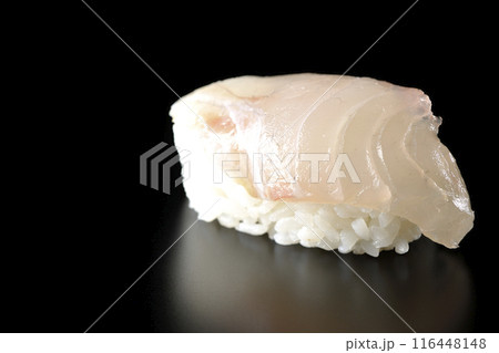 鯛の握りを黒背景で撮影 116448148