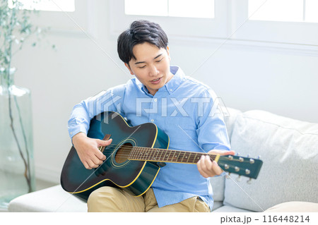 ギターを弾く若い男性 ギターを弾く若い男性 116448214