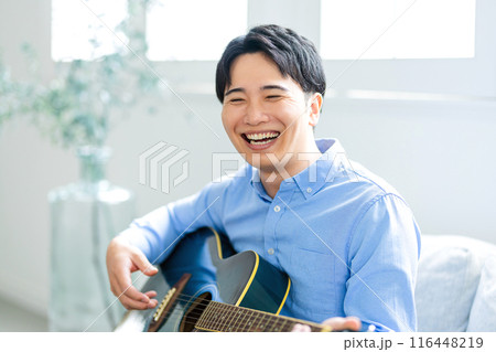 ギターを弾く若い男性 116448219