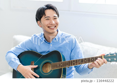 ギターを弾く若い男性 ギターを弾く若い男性 116448222