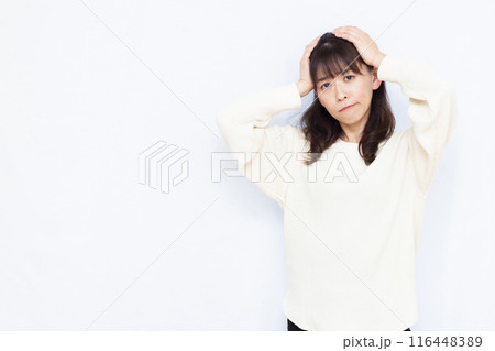 頭を抱えて悩む女性 頭を抱えて悩む女性 116448389