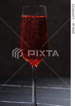 きめ細かい泡が美しいロゼのシャンパン（スパークリングワイン） 116448535