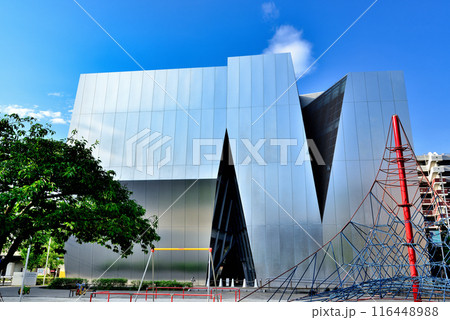 東京都墨田区にあるすみだ北斎美術館と緑町公園の風景 116448988