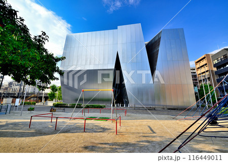 東京都墨田区にあるすみだ北斎美術館と緑町公園の風景 東京都墨田区にあるすみだ北斎美術館と緑町公園の風景 116449011
