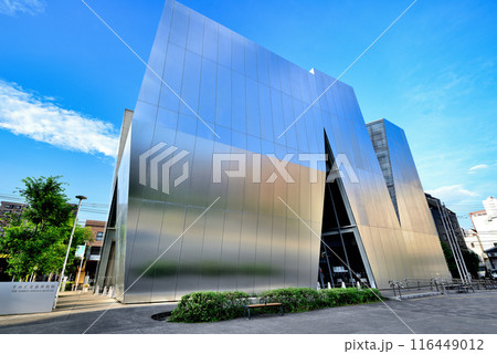 東京都墨田区にあるすみだ北斎美術館と緑町公園の風景 東京都墨田区にあるすみだ北斎美術館と緑町公園の風景 116449012