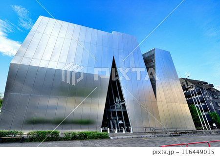 東京都墨田区にあるすみだ北斎美術館と緑町公園の風景 116449015