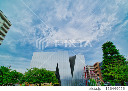 東京都墨田区にあるすみだ北斎美術館と緑町公園の風景 東京都墨田区にあるすみだ北斎美術館と緑町公園の風景 116449026