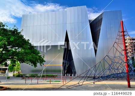 東京都墨田区にあるすみだ北斎美術館と緑町公園の風景 116449029