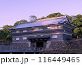 夕陽を浴びる金沢城鼠門 116449465
