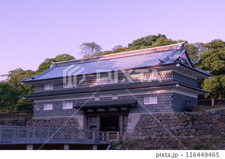夕陽を浴びる金沢城鼠門 夕陽を浴びる金沢城鼠門 116449465