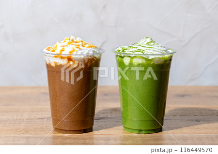 木のテーブルにプラスチックのコップにはいったキャラメルフラッペと抹茶フラッペ 木のテーブルにプラスチックのコップにはいったキャラメルフラッペと抹茶フラッペ 116449570