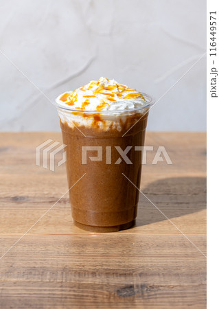 木のテーブルにプラスチックのコップにはいったキャラメルフラッペ 木のテーブルにプラスチックのコップにはいったキャラメルフラッペ 116449571