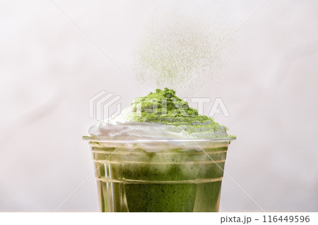 抹茶フラッペに抹茶パウダーをたっぷりとかける 116449596