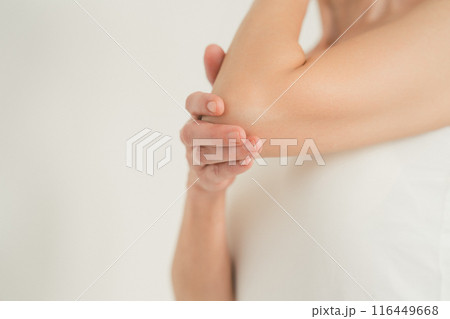 50代女性の肘ケア 50代女性の肘ケア 116449668