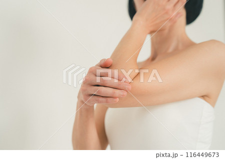 50代女性 ひじケア 50代女性 ひじケア 116449673