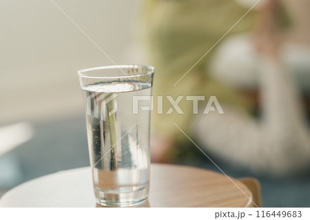 おうちヨガ　コップ　水 116449683