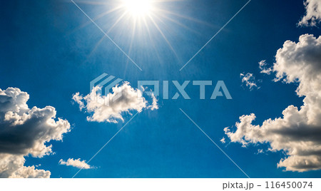 太陽の日差しと雲と青い空。暑い日の空。 116450074