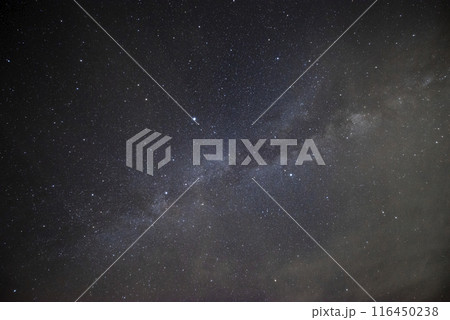 夏の夜空の星空と天の川 116450238
