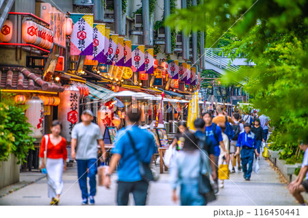 日本の東京都市景観 インバウンド復活…緑に映える渋谷駅前の渋谷横丁などを望む＝7月11日 116450441