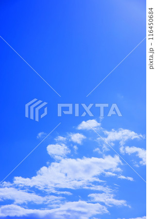 雲のある青空 (背景素材） 116450684