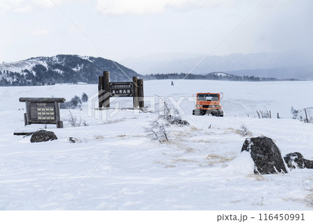 冬の美ヶ原高原を走る雪上車 116450991