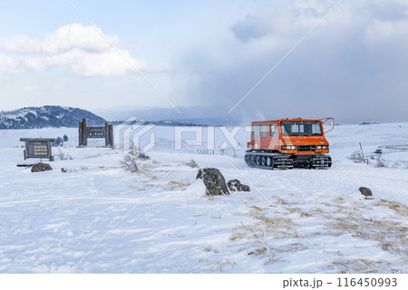冬の美ヶ原高原を走る雪上車 116450993