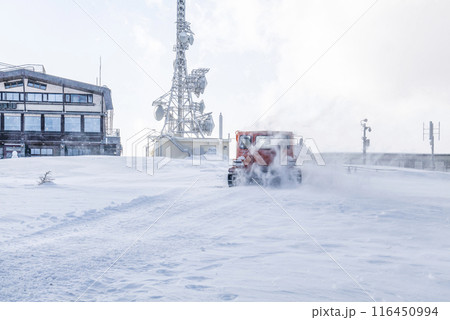 冬の美ヶ原高原を走る雪上車 116450994