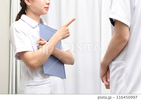 口論(喧嘩)中の医療従事者のアジア人男女 口論(喧嘩)中の医療従事者のアジア人男女 116450997