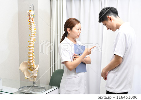 口論（喧嘩）中の医療従事者のアジア人男女 116451000