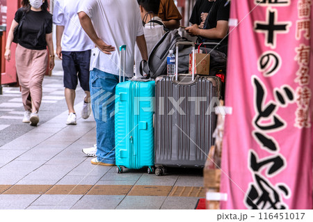 日本の東京都市景観 インバウンド復活…スーツケースなどを持った外国人観光客らが続々…＝11日、浅草 116451017