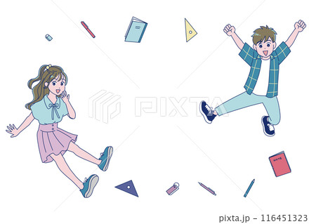 元気にジャンプする小学生の男女 116451323