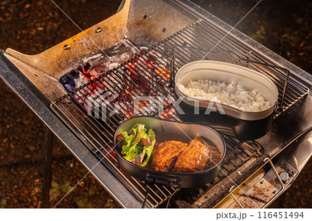 キャンプでハンバーグステーキ hamburger steaks charcoal outdoors キャンプでハンバーグステーキ hamburger steaks charcoal outdoors 116451494