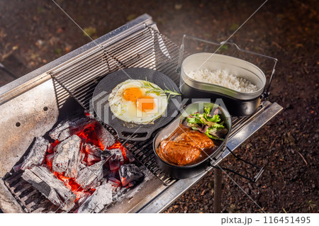 キャンプでハンバーグステーキ　hamburger steaks charcoal outdoors  116451495