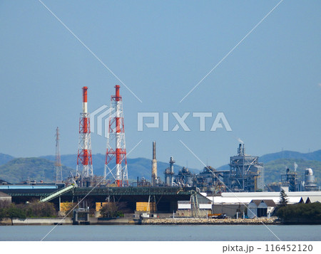 海から見た工場の風景 116452120