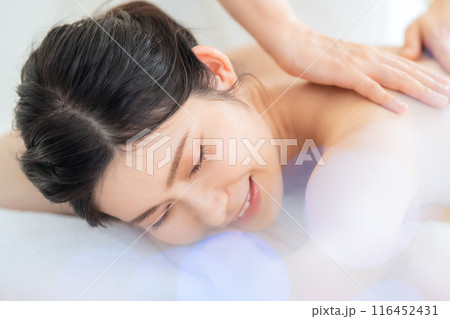 エステサロンでスキンケアをするミドルの女性 116452431