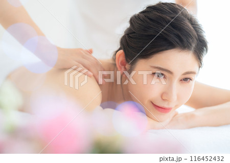 エステサロンでスキンケアをするミドルの女性 エステサロンでスキンケアをするミドルの女性 116452432
