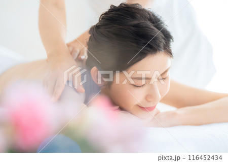 エステサロンでスキンケアをするミドルの女性 エステサロンでスキンケアをするミドルの女性 116452434