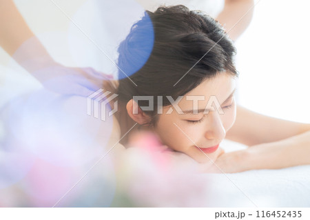 エステサロンでスキンケアをするミドルの女性 エステサロンでスキンケアをするミドルの女性 116452435