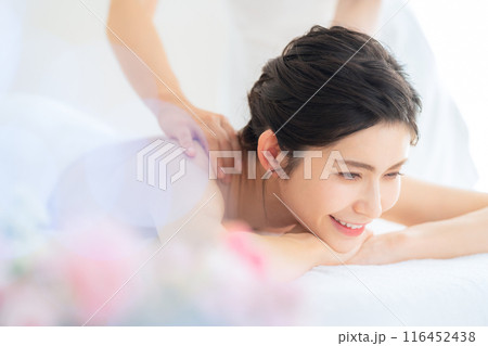エステサロンでスキンケアをするミドルの女性 116452438
