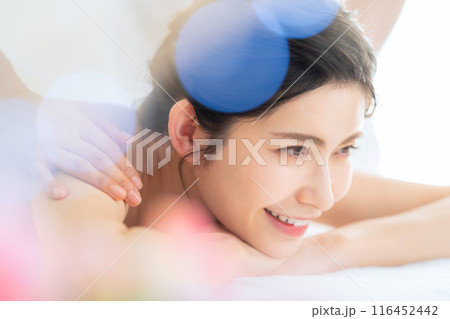 エステサロンでスキンケアをするミドルの女性 エステサロンでスキンケアをするミドルの女性 116452442