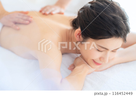 エステサロンでスキンケアをするミドルの女性 116452449