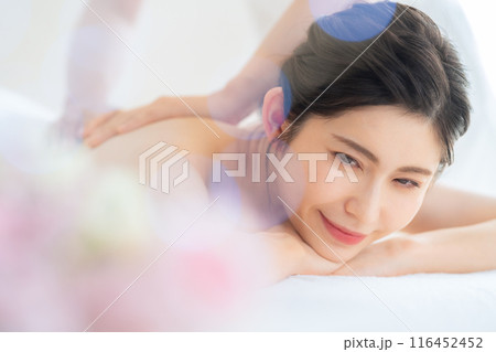 エステサロンでスキンケアをするミドルの女性 116452452