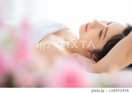 エステサロンでスキンケアをするミドルの女性 116452454