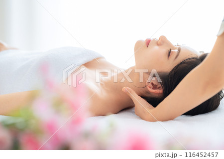 エステサロンでスキンケアをするミドルの女性 エステサロンでスキンケアをするミドルの女性 116452457