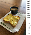 トーストとチーズが入ったトースト 116453858