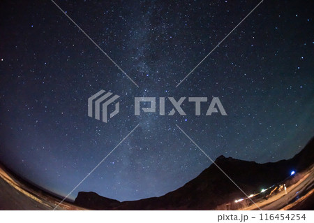 山のシルエットと星空（アイスランド） 116454254