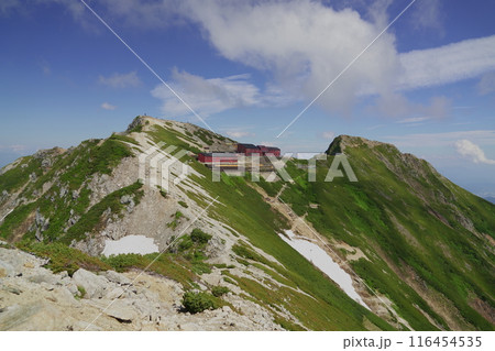 唐松岳頂上に向かう登山道から頂上山荘方面の景色 116454535