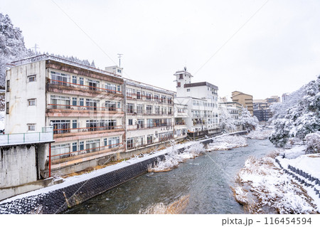 雪の飯坂温泉　歴史・規模ともに日本を代表する名泉　ヤマトタケルの時代から息づく飯坂の歴史　中十綱橋 116454594