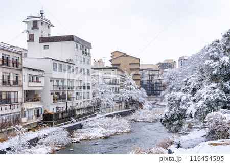 雪の飯坂温泉　歴史・規模ともに日本を代表する名泉　ヤマトタケルの時代から息づく飯坂の歴史　中十綱橋 116454595